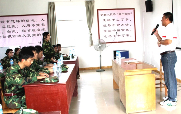 公司总司理黄深红给新员工上课并与他们举行互动问答