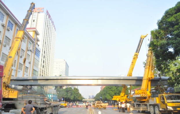 早上出门，，，，，，市民惊喜地发明星湖路上横空多出了两座30多米长的天桥