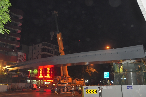 长38米、重达87吨的钢箱梁，，，，，，被200吨吊车稳稳地吊装在两个桥梁墩柱之上