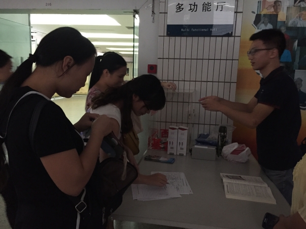 青年员工献爱心