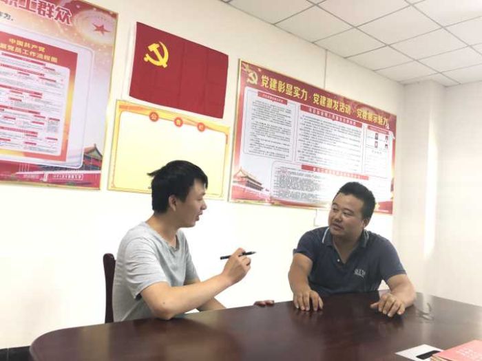 向金涛与同事交流谈心.jpg