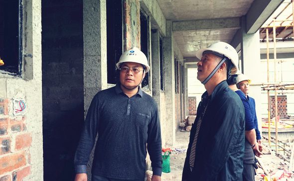 抓好头脑教育的同时，，，，，，，，更要抓好生产谋划，，，，，，，，项目党支部书记李日霄经常钻进工地与分公司向导学习现场治理知识.jpg