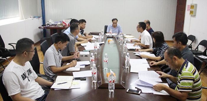 0822林平均听取项目司理汇报清欠事情希望。。。。。。。谢锰摄影。。。。。。。.jpg