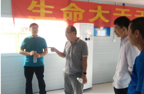 5陆烜在指导事情。。。。。。。。陈其毅 摄1.png