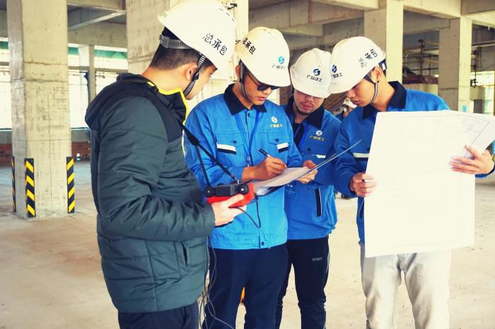 蔡仁辉（右一）加入现场质量测评事情，，，，，并虚心向先进讨教质量手艺控制知识。。。。。。。。谢微旋 摄.jpg