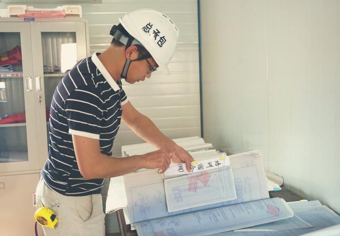 卷尺不离身，，，，，能下工地，，，，，也能仔细的整理好每一份资料。。。。。。。。谢微旋 摄.jpg
