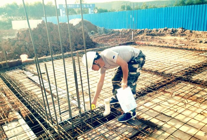 12月的深冬，，，，，蔡仁辉身着短袖在现场认真开展基础及底板检查。。。。。。。。刘子俊 摄.jpg