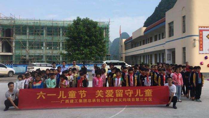 3与八联小学的学生们合影留念。。。。。。。马国敏 摄700.png