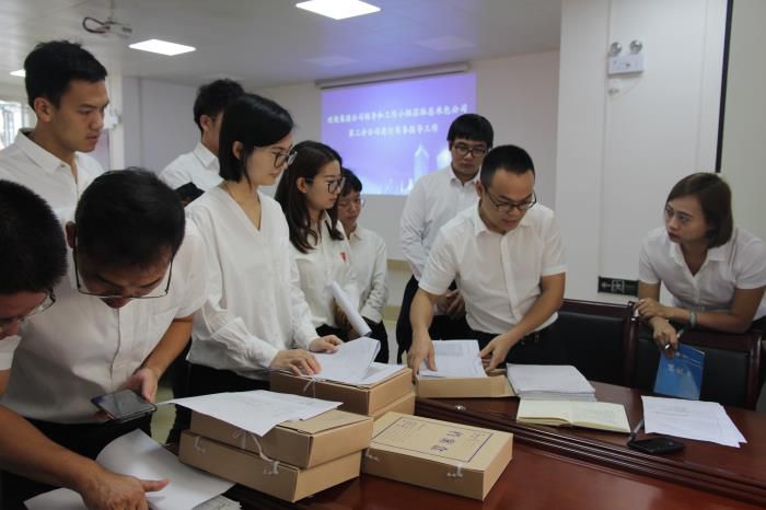 8.1检查相关资料。。。。。邓灿滨 摄700.JPG