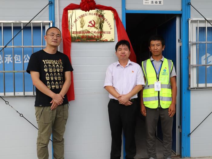 7.1揭牌现场。。。。。。。。杨钰 摄700.JPG