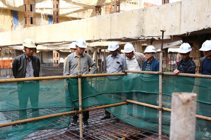 5.1陈祖训带队到二分公司自治区工业设计院危改项目检查。。。。。。。张钊林 摄700.JPG