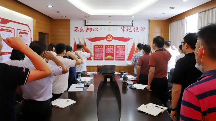 重温入党誓词。。。。。谭龙摄.jpg