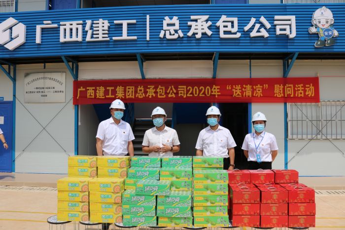 1陆烜送清凉慰问品。。。。。。 黄璐璐 摄.jpg