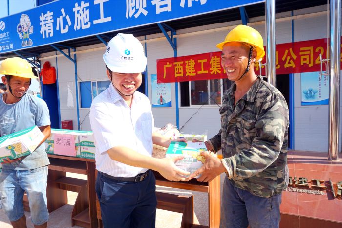 岑廷义为工人发放清凉慰问品。。。。。谢微旋 摄.jpg