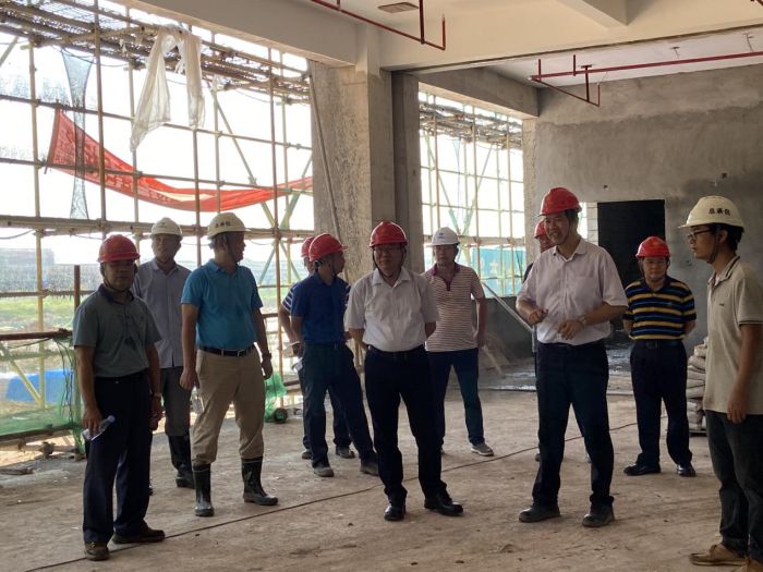 1实地审查东B-1食堂建设情形。。。。。。。。韦艳兰 摄.jpg