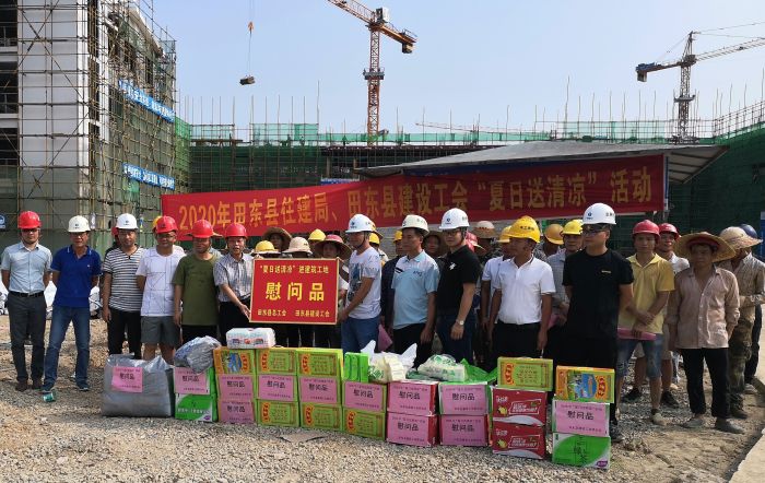 “送清凉”活动现场。。。。。 梁武益 摄.jpg