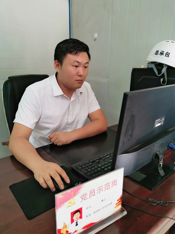 鲁立在办公室。。。。。。。。冯翔  摄.jpg