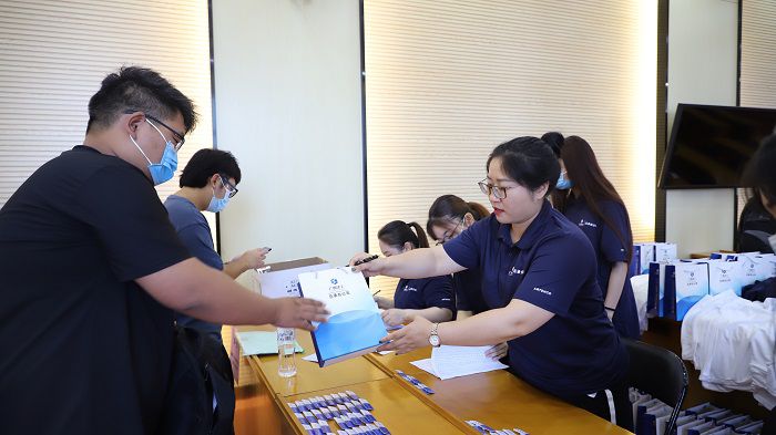 为新员工发放胸片、衣服等。。。。。。李立云 摄.JPG