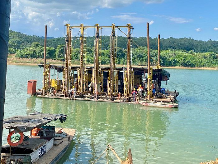 水下爆破作业现场。。。。。。。 黄璐璐 摄.jpg