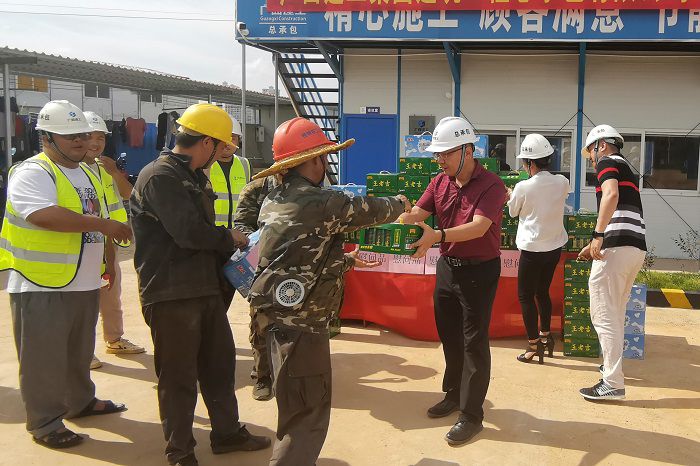 “送清凉”活动现场。。。。。。 梁武益 摄.jpg