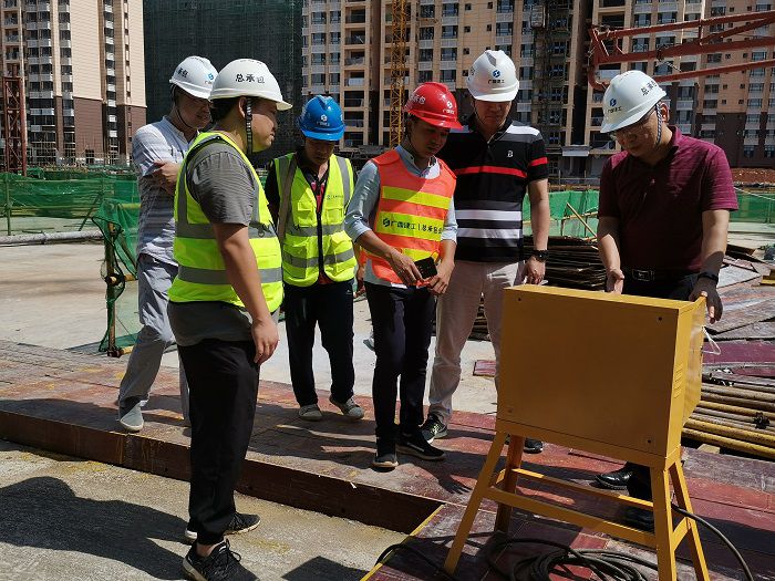 检查楼层活动箱暂时用电。。。。。。 熊明未 摄.jpg