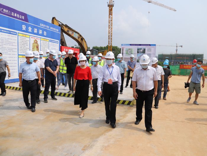 调研现场。。。。。。。侯健杰 摄.jpg