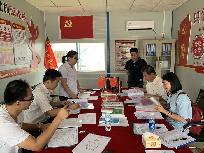 检查质料现场。。。。。。。。蔡怡灵 摄.jpg