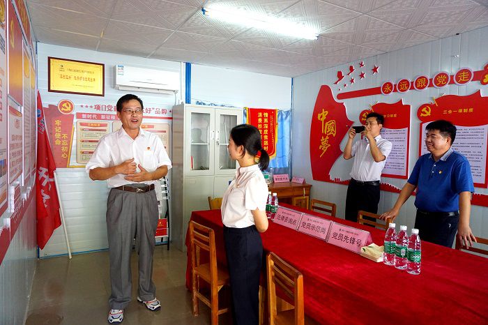 （备。。。。。。。┥蟛榈持Р炕疃。。。。。。。谢微旋 摄.JPG