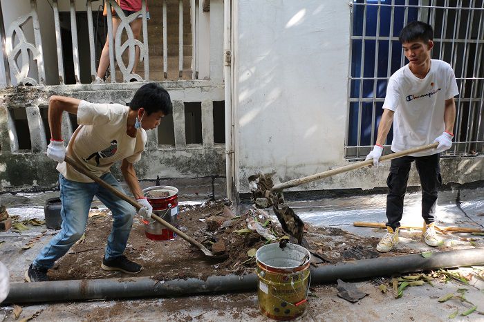 整理杂物。。。。。。。。刘萌萌 摄.JPG