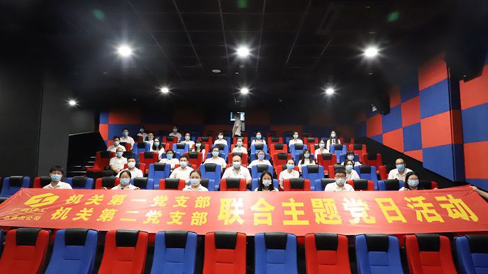 6号厅观影职员合影。。。。。。李立云 摄.JPG