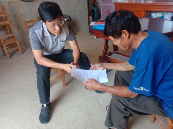 09曾劲松到结队帮扶贫困户家中走访.jpg