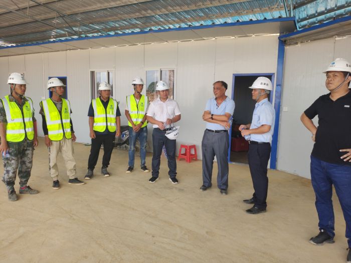 29检查现场。。。。。蓝必峰 摄1.jpg