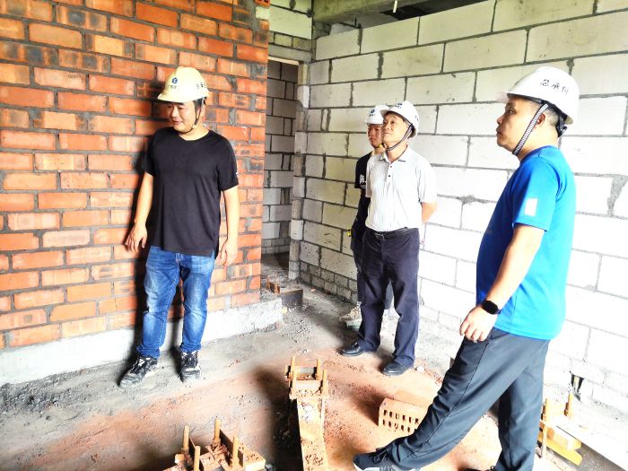 40砌砖检查。。。。。。。罗成 摄.jpg