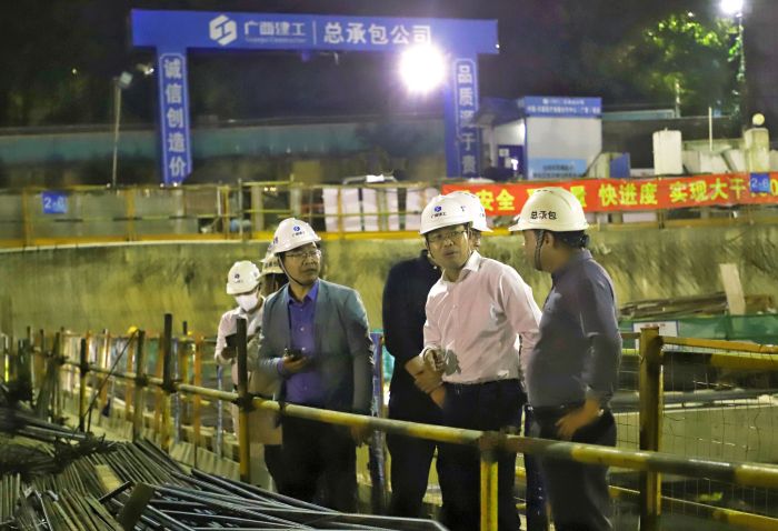 检查现场。。。。。。。 郑诗宝摄.jpg