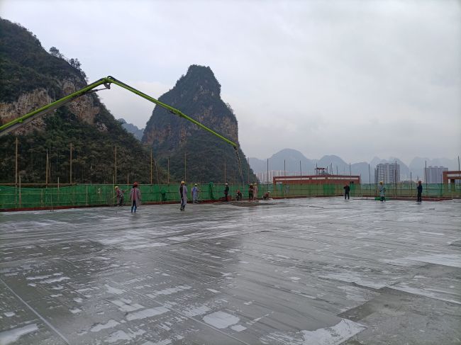 风雨操场食堂屋面层混凝土浇筑现场。。。。。。。。陈志健 摄.jpg
