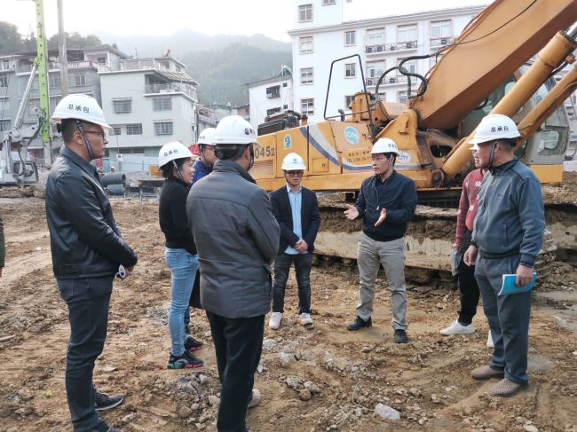 【曾总】到金秀民族小学项目检查。。。。。。。；；；；；魄旄 摄.jpg