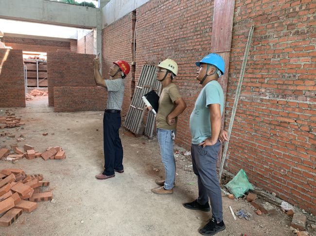 陆松威正在检查现。。。。。。。ㄖ校.jpg