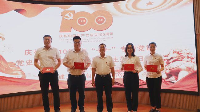 赠予政治生日贺卡合影。。。。。。卢勤 摄（修图）.jpg