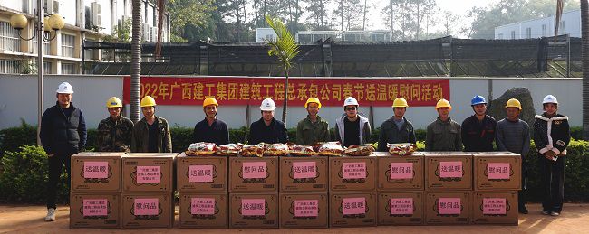 （修图）与一线工人合影。。。。。。。谢微旋 摄.jpg