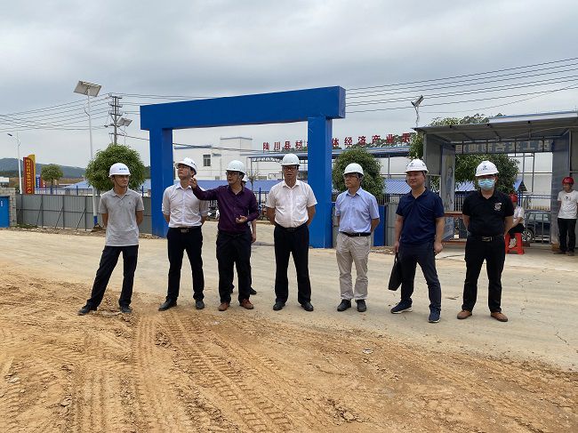 蔡桂全（右四）在项目检查。。。。。廖益通 摄（修图）.jpg