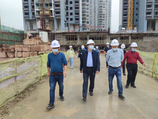 检查施工质量。。。。。。梁观德 摄（修图）.jpg