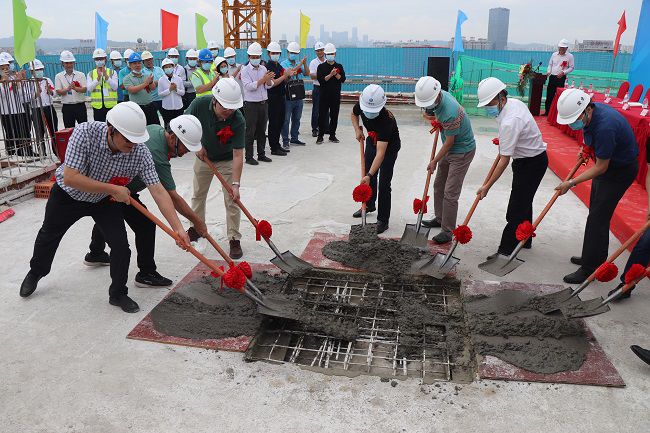 与在场嘉宾一同为封顶浇筑培土。。。。。。周煜川 摄（修图）.jpg