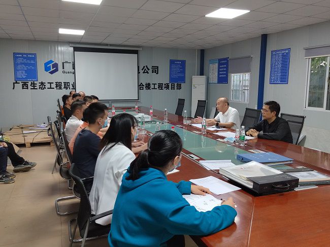 陆烜在项目指导事情。。。。。。。潘敏宽 摄（修图000）.jpg