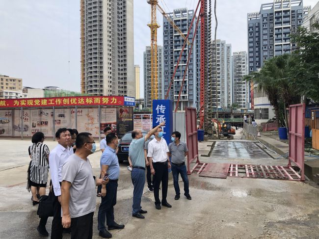 检查施工现场。。。。。。。龚媚媚 摄（修图）.jpg