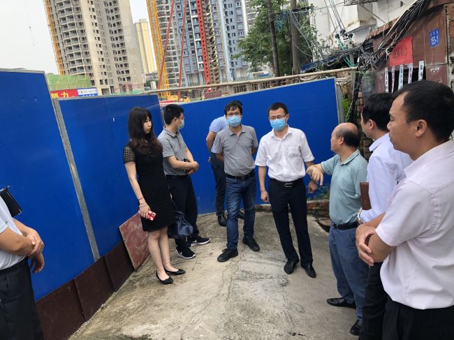 走访周边群众。。。。。。。龚媚媚 摄（修图）.jpg