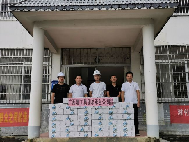 捐赠抗灾物资。。。。。。。。谭山泉 摄（修图）.jpg