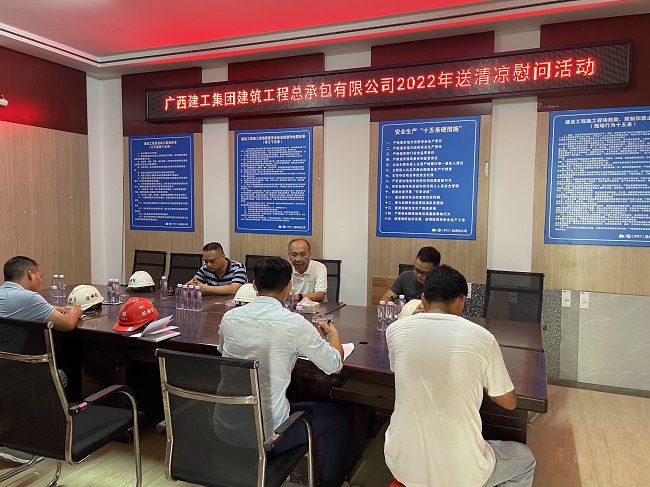 （修图）座谈会现场。。。。。。。。容芝雅 摄.jpg