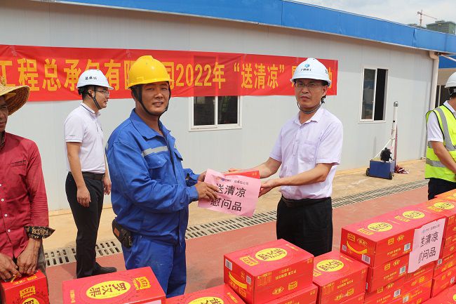 发放慰问品。。。。。张钊林 摄（修图）.jpg