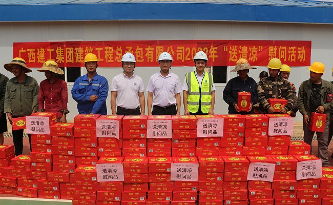 与农名工代表合影留念。。。。。张钊林 摄（修图）.jpg