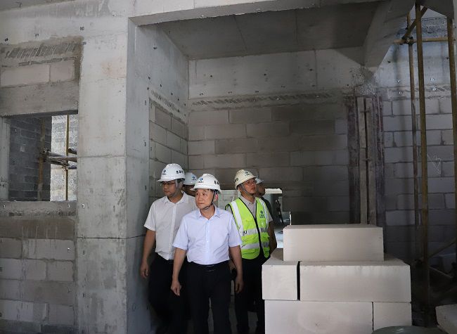 张强在项目现场。。。。。杨钰 摄（修图）.jpg